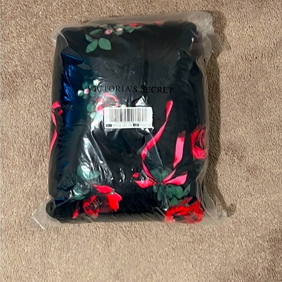 NWT Victoria’s Secret Sherpa Blanket🌹 - Picture 5 of 9